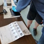 I Carabinieri della Scientifica procedono al rilevamento delle impronte digitali di tutte le dita di un alunno.